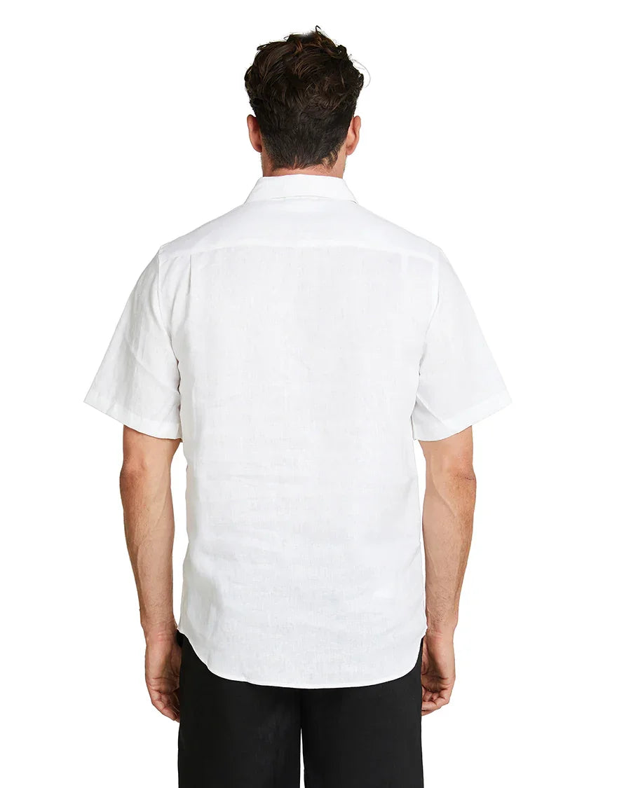 A closer back view of the model wearing the Okanui Linen Short Sleeve Shirt.