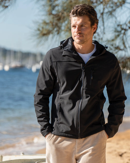 Mens soft shell jacket in color black.