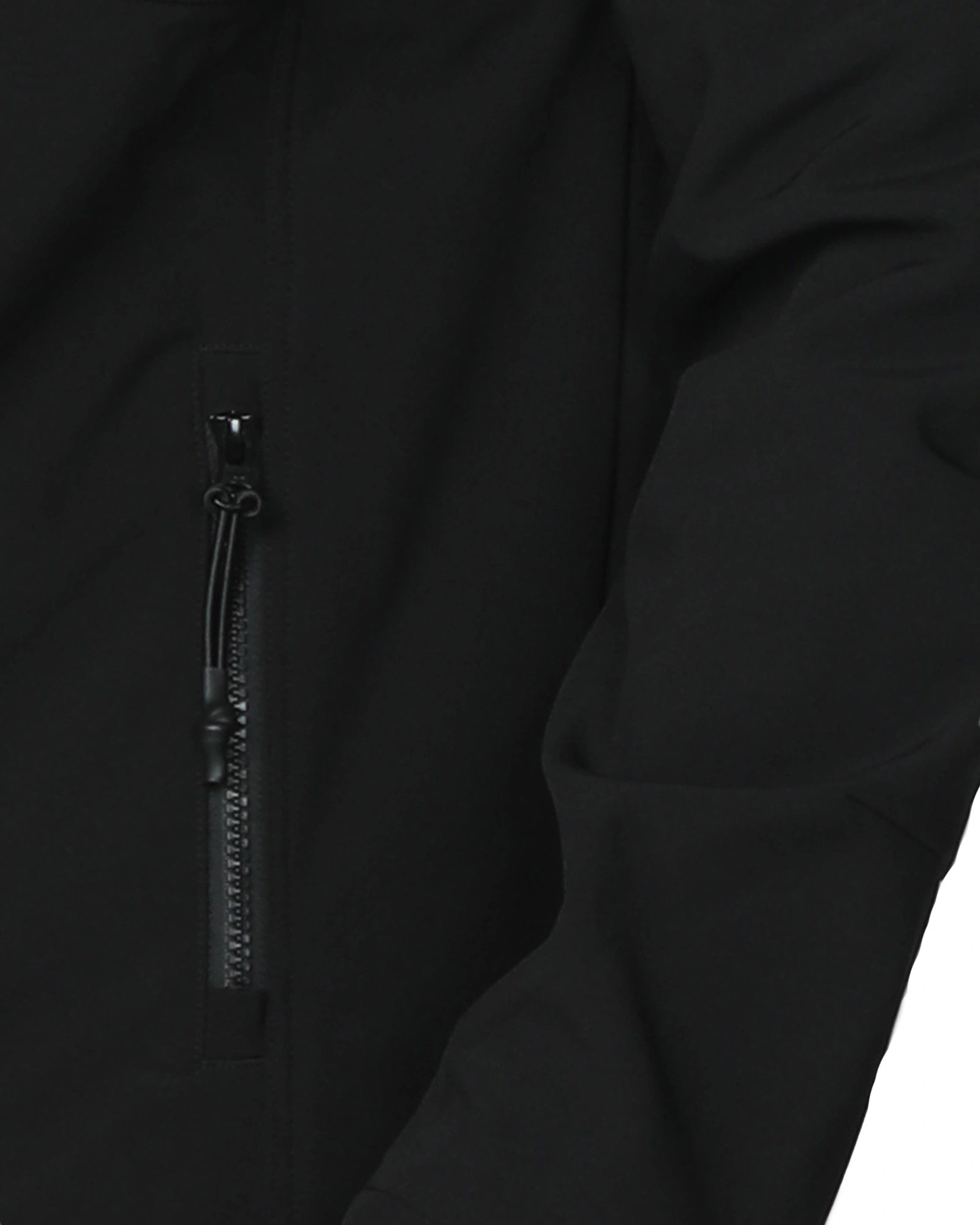 Mens soft shell jacket in color black with two side pockets. 