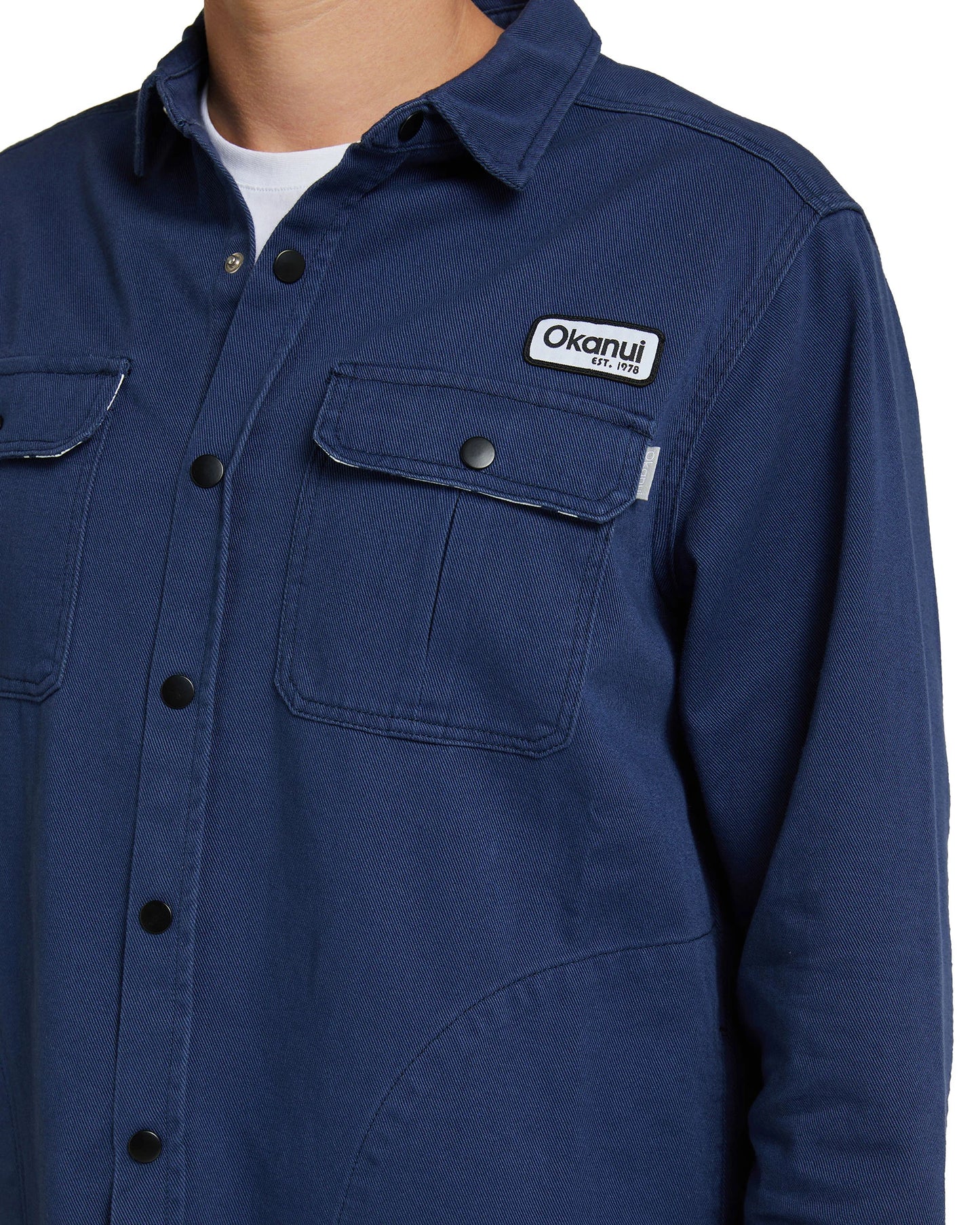 Mens winter jacket in navy blue color with Okanui logo in the chest. 