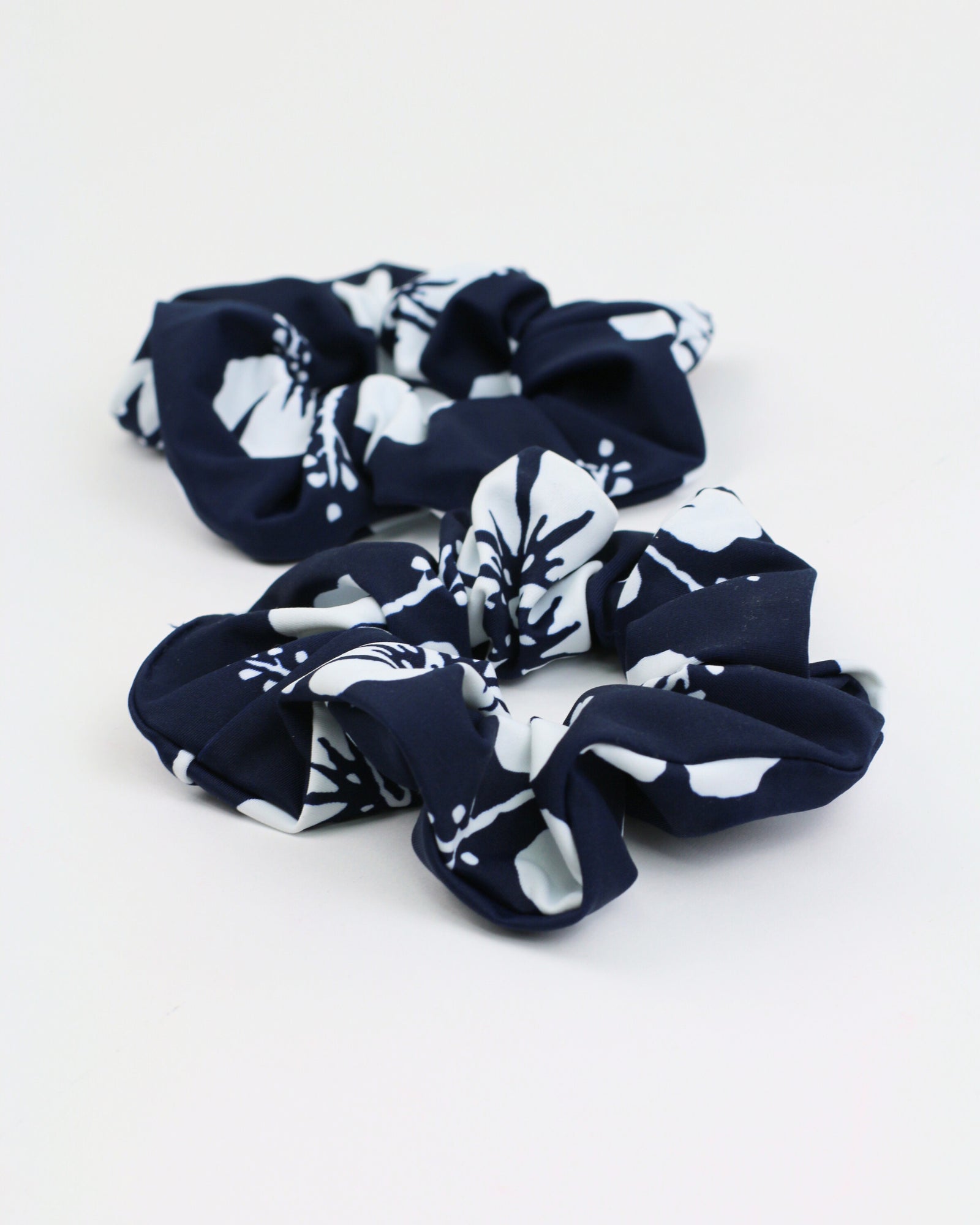 2 pieces of Okanui Hair scrunchie in Navy white